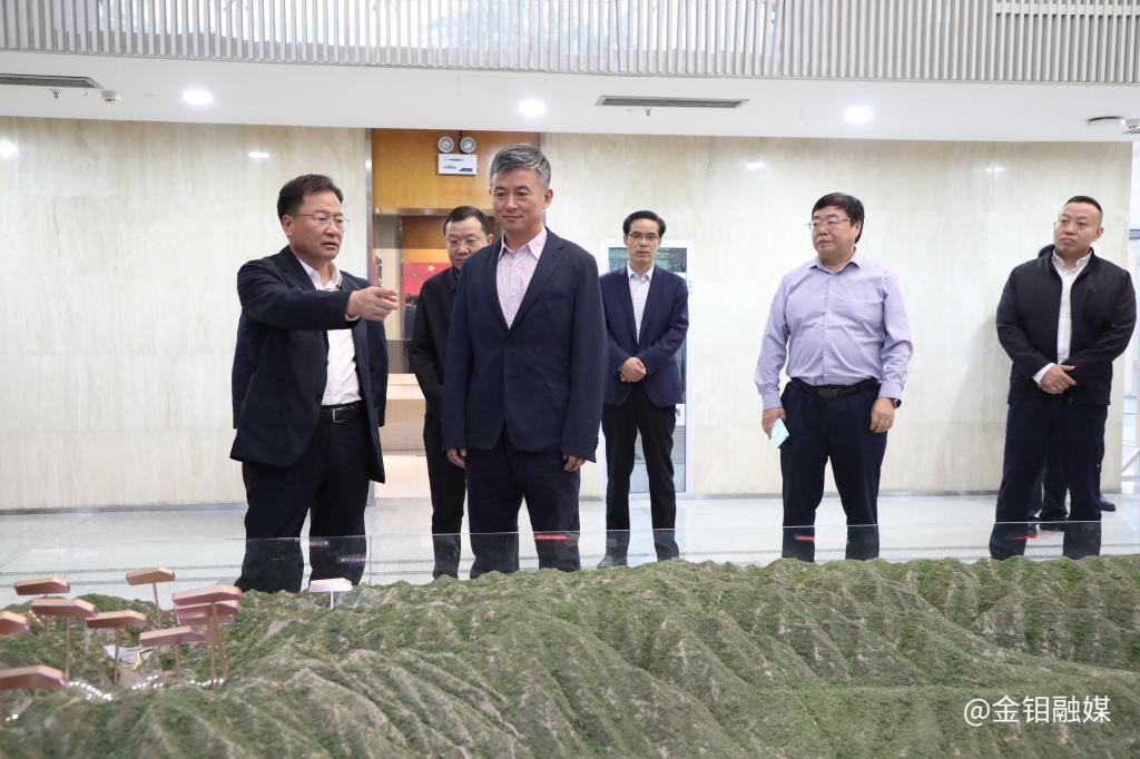 20241008-西安高新區(qū)黨工委副書記、管委會(huì)主任陳輝一行到金鉬股份調(diào)研座談 (1).jpg