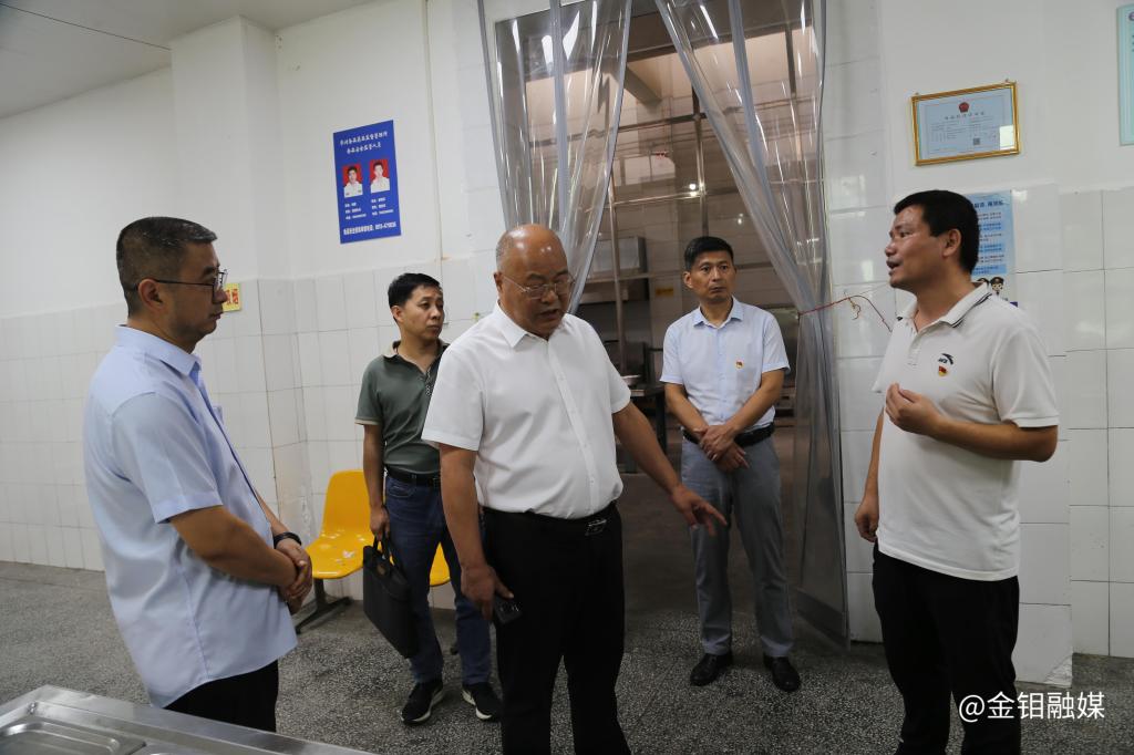 20230912-柳總視察技工學(xué)校-與食堂負(fù)責(zé)人交流 .JPG