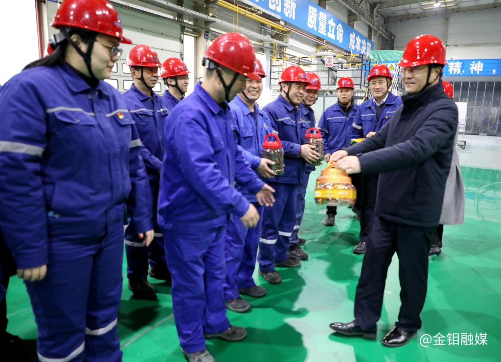 20240209-新春送暖！公司黨委書記、董事長(zhǎng)嚴(yán)平一行到金屬分公司看望慰問一線職工2.JPG