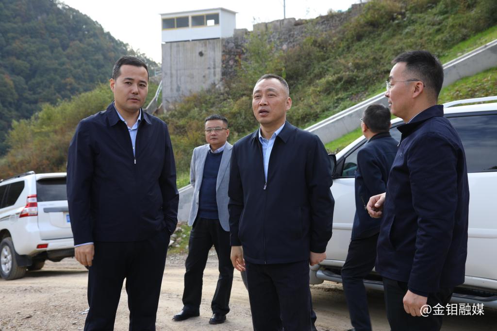 20241025-趙黎明赴金堆礦區(qū)考察調(diào)研尾礦庫(kù)環(huán)境保護(hù)工作 (2).JPG