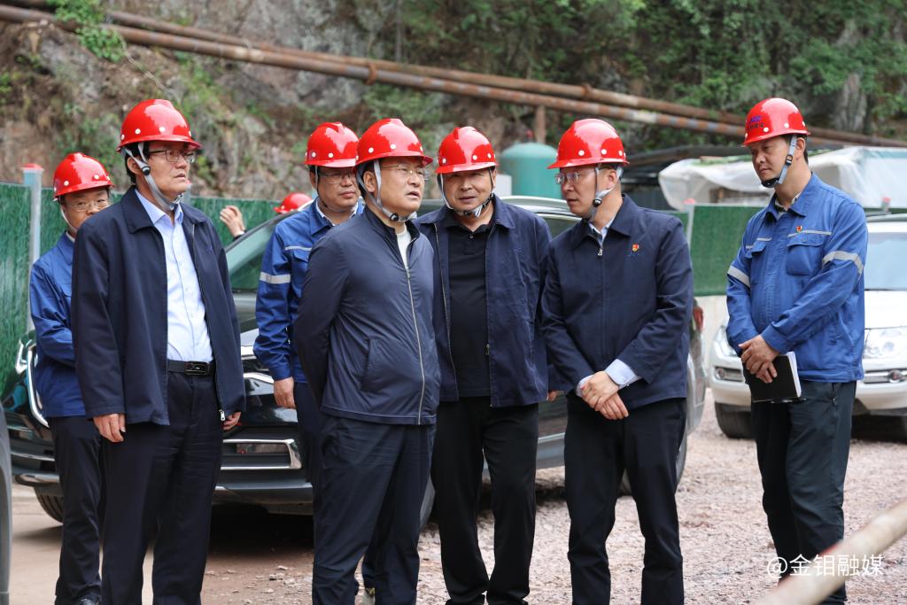 20250602-嚴(yán)平深入礦山一線調(diào)研 強(qiáng)調(diào)嚴(yán)守安全環(huán)保底線 推進(jìn)精細(xì)化科學(xué)化管理 (2).JPG 20250602-嚴(yán)平深入礦山一線調(diào)研 強(qiáng)調(diào)嚴(yán)守安全環(huán)保底線 推進(jìn)精細(xì)化科學(xué)化管理 (2).JPG