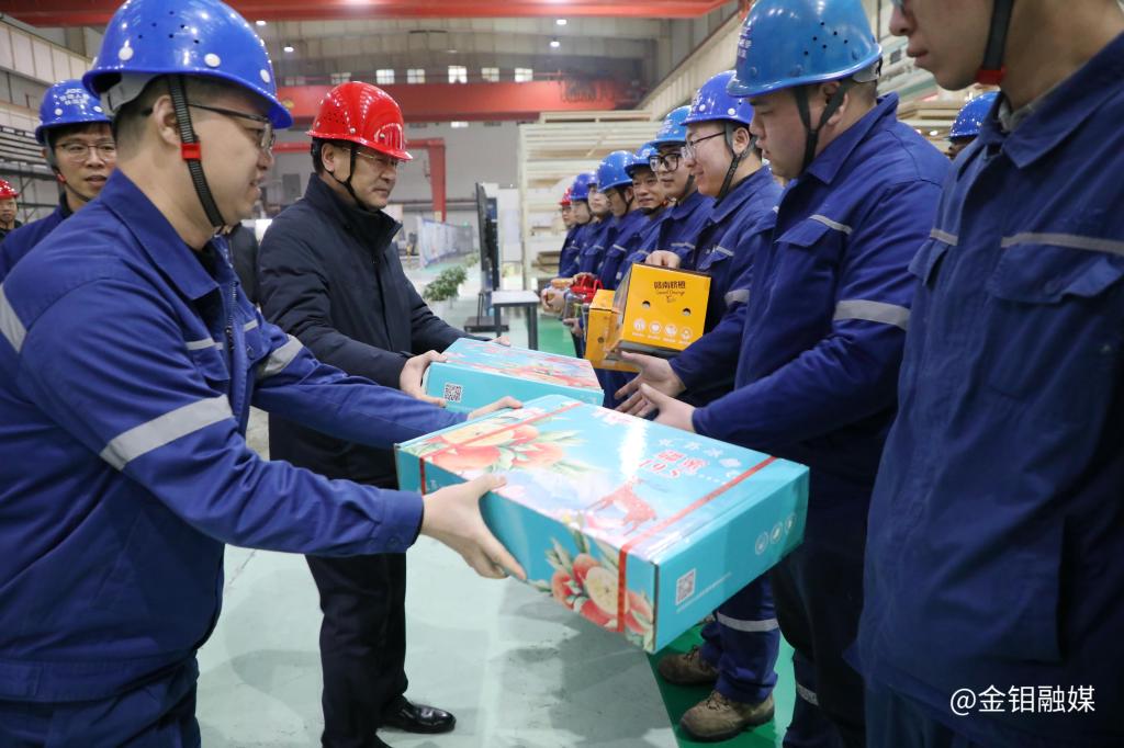 20240209-新春送暖！公司黨委書記、董事長(zhǎng)嚴(yán)平一行到金屬分公司看望慰問一線職工3.JPG