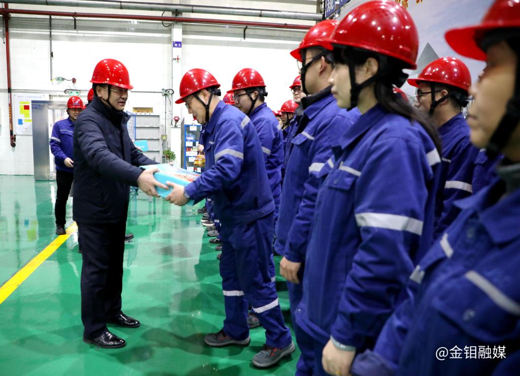 20240209-新春送暖！公司黨委書記、董事長(zhǎng)嚴(yán)平一行到金屬分公司看望慰問一線職工1 (1).JPG